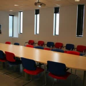 Salle de réunion avec table et chaises